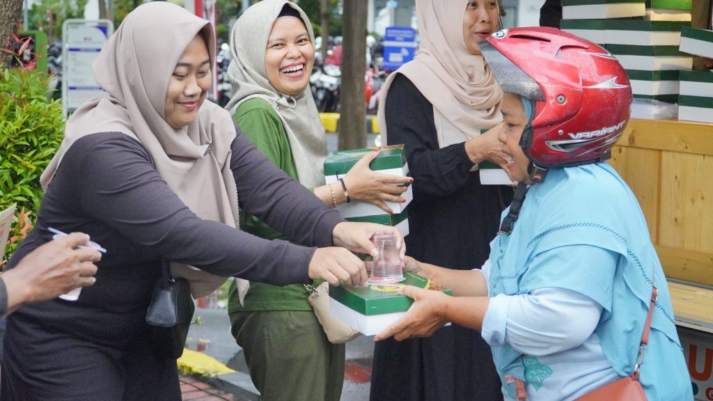 Lazismu SD Muhammadiyah 1 Solo Bagikan 400 Takjil untuk Warga dan Ojol