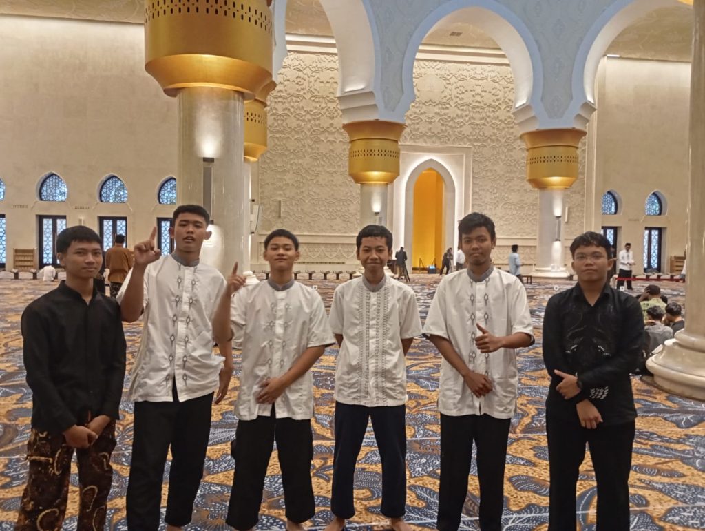 Semangat syiar dan pembelajaran praktik keagamaan ditunjukkan oleh siswa-siswi MA Muhammadiyah Solo melalui keikutsertaan dalam lomba mengkafani jenazah yang diselenggarakan di Masjid Raya Sheikh Zayed Solo.