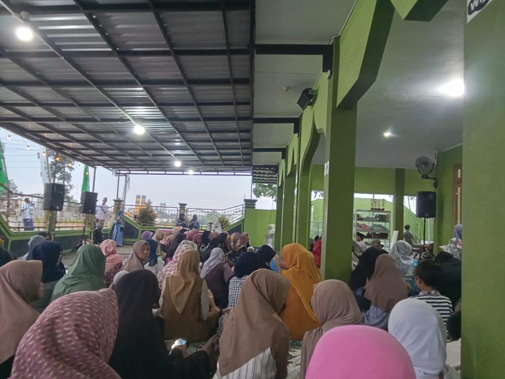 Semangat kebersamaan menyambut bulan suci Ramadan tampak dalam kegiatan Bukber Kalcer: Satu Langkah untuk Ukhuwah yang diselenggarakan PRM Ngasem, PRA Ngasem, dan DKM (Dewan Kemakmuran Masjid) Masjid Al-Faifi di Masjid Al-Faifi Perumahan Ngasem Baru, Colomadu, Ahad (1/3/2026).