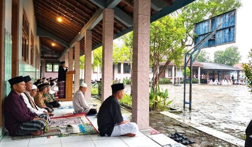 Hujan Tak Surutkan Kekhusyukan Ratusan Umat Islam Ikuti Salat Id di Baleharjo, Wonogiri