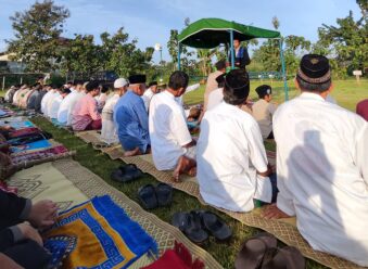 Lapangan Ngasem Dipadati Ratusan Umat Islam saat Salat Idulfitri