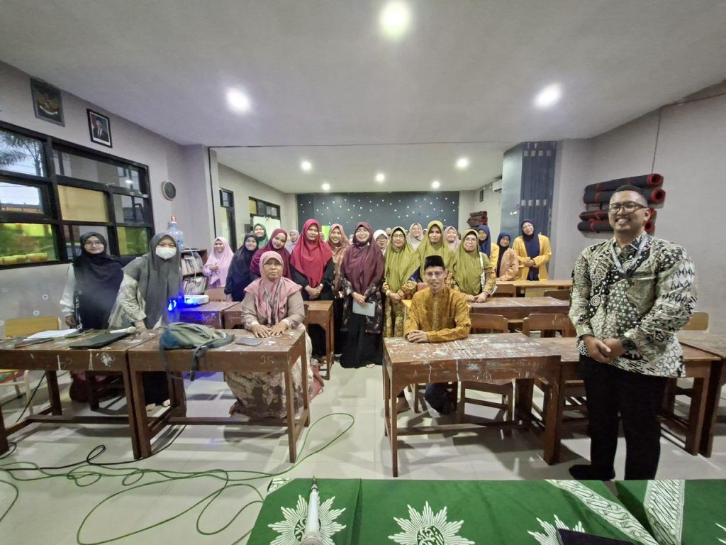 Tim Pengabdian dari Program Studi Ekonomi Pembangunan Fakultas Ekonomi Bisnis (FEB) Universitas Muhammadiyah Surakarta (UMS) menyelenggarakan kegiatan pengabdian masyarakat bertajuk “Penguatan Kapasitas Anggota Pimpinan Cabang Nasyiatul Aisyiah melalui Program Literasi Digital dan Kepemimpinan Sosial.