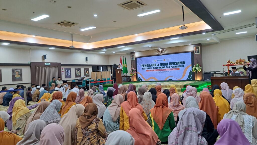 RS PKU Muhammadiyah Surakarta menyemarakkan bulan suci Ramadan dengan berbagai kegiatan sosial dan keagamaan yang melibatkan direksi, civitas rumah sakit, serta masyarakat sekitar. Salah satu kegiatan utama adalah pembagian Kado Ramadan bagi pasien kelas 3 yang sedang menjalani perawatan di RS PKU Muhammadiyah Surakarta pada Sabtu (14/3/2026).