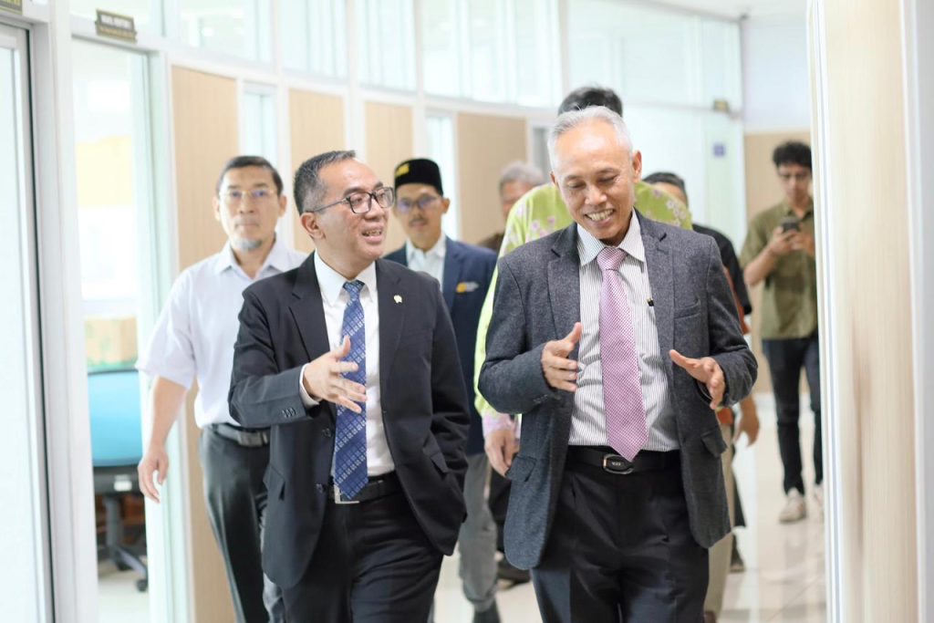 Menteri Pendidikan Tinggi, Sains, dan Teknologi (Mendiktisaintek), Prof. Brian Yuliarto, melakukan kunjungan ke Universitas Muhammadiyah Surakarta (UMS) pada Rabu (11/3/2026). Kunjungan tersebut diterima Rektor UMS di Ruang Rektor Gedung Induk Siti Walidah UMS.