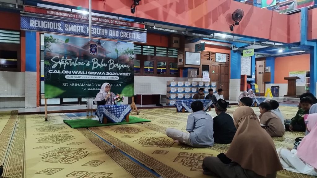 Hujan deras yang mengguyur tidak mengurangi hangatnya suasana di SD Muhammadiyah 1 Solo yang menggelar acara silaturahmi dan buka bersama calon wali siswa 2026/2027 dan santunan anak yatim dhuafa sebanyak 30 anak. Kegiatan turut diikuti 65 guru dan karyawan di lapangan sekolah, Jumat (6/3/2026).