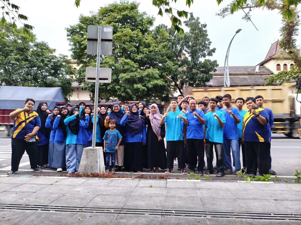 MA Muhammadiyah Solo Gelar Takjil on The Road