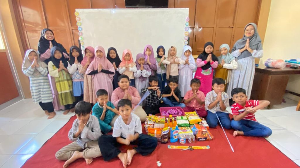 Siswa SD Muhammadiyah Program Khusus (PK) Banyudono menunjukkan kepedulian sosial dengan menggelar kegiatan Tebar Parcel Dhuafa pada Selasa (10/3/2026). Dalam kegiatan ini, para siswa berhasil menyiapkan dan membagikan sebanyak 76 parcel sembako kepada masyarakat yang membutuhkan di sekitar sekolah.