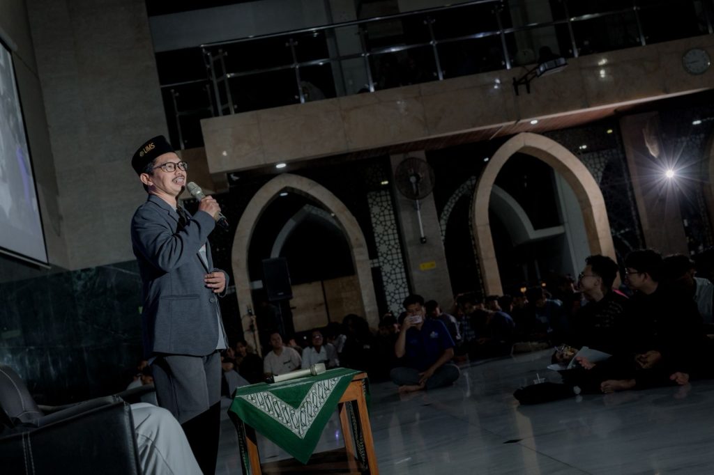 Universitas Muhammadiyah Surakarta (UMS) menggelar tablig akbar di Masjid Sudalmiyah Rais, Senin (9/3/2026) sebagai rangkaian dari Gema Kampus Ramadan 1447 H. Kegiatan tersebut menghadirkan Kusnadi Ikhwani yang dikenal sebagai mentor kebangkitan masjid sebagai pilar kebangkitan masyarakat Islam, khususnya di Indonesia.