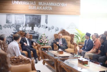 Kunjungi UMS, Mendiktisaintek Bahas Penguatan Riset dan Pengembangan Kampus PTMA