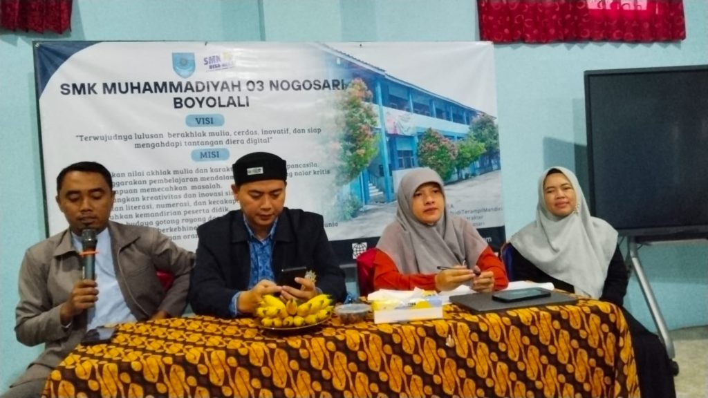 Kado Milad ke-26, SD Muhammadiyah PK Solo Catat Predikat Unggul Utama SOLO, MUHAMMADIYAHSOLO.COM—Kabar membanggakan datang dari SD Muhammadiyah Program Khusus (PK) Kottabarat Solo. Sekolah ini resmi meraih Predikat Unggul Utama dari Majelis Pendidikan Dasar Menengah dan Pendidikan Nonformal Pimpinan Pusat Muhammadiyah berdasarkan Surat Keputusan Nomor: 173/SK/I.4/F/2026 tentang Daftar Sekolah/Madrasah Muhammadiyah Unggul Tahun 2026. Keputusan yang ditetapkan di Jakarta pada 30 Januari 2026 tersebut menempatkan SD Muhammadiyah PK Kottabarat Solo sebagai salah satu sekolah dasar Muhammadiyah terbaik tingkat nasional dalam kategori Unggul Utama. Kepala SD Muhammadiyah PK Kottabarat Solo, Nursalam, menyampaikan rasa syukur dan apresiasi atas capaian tersebut. “Pencapaian ini merupakan buah kerja keras, kerja ikhlas, dan soliditas dari keluarga besar sekolah,” ungkapnya. Menurutnya, predikat Unggul Utama ini bukan sekadar penghargaan administratif, melainkan pengakuan atas komitmen sekolah dalam menghadirkan pendidikan Muhammadiyah yang unggul, mencerahkan, dan berkemajuan. Kado Terindah Penghargaan ini menjadi kado terindah karena bertepatan dengan momentum Milad ke-26 SD Muhammadiyah PK Kottabarat Solo. Selama lebih dari dua dekade, sekolah ini terus bertransformasi dalam bidang kurikulum, penguatan karakter Al-Islam dan Kemuhammadiyahan, prestasi murid, serta tata kelola kelembagaan. Momentum milad tahun ini tidak hanya diisi dengan rasa syukur, tetapi juga langkah strategis ke depan. Sekolah akan menggelar kegiatan refleksi bersama sekaligus merancang rebranding dan positioning sekolah untuk menjawab dinamika perkembangan pendidikan, baik di Kota Solo maupun pada level nasional. Hadirkan Kepala Sekolah Pertama Kegiatan refleksi akan menghadirkan Mohamad Ali, kepala sekolah pertama yang saat ini menjabat sebagai Ketua Majelis Pendidikan Pimpinan Daerah Muhammadiyah Kota Solo. Refleksi akan berlangsung di Ruang Haji Isa, kompleks sekolah setempat, pada Selasa (10/3/2026). Kehadiran Mohamad Ali diharapkan menjadi penguat nilai historis sekaligus inspirasi transformasi kelembagaan, agar SD Muhammadiyah PK Kottabarat Solo tetap kokoh dalam nilai, unggul dalam mutu, dan progresif dalam inovasi. Dengan diraihnya predikat Unggul Utama ini, SD Muhammadiyah PK Kottabarat Solo semakin meneguhkan posisinya sebagai sekolah rujukan di Kota Solo serta bagian dari jaringan sekolah unggul Muhammadiyah tingkat nasional.