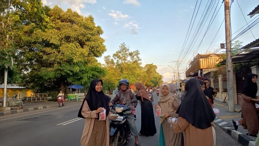 Semarak Ramadan 1447H di MTs Muhammadiyah Solo (Matsmuka) tidak hanya diisi kegiatan internal madrasah. Semangat berbagi dan mengabdi santri Pondok KH Ahmad Dahlan MTs Muhammadiyah Solo dengan terjun langsung ke masyarakat melalui program sosial dan keagamaan yang inspiratif.