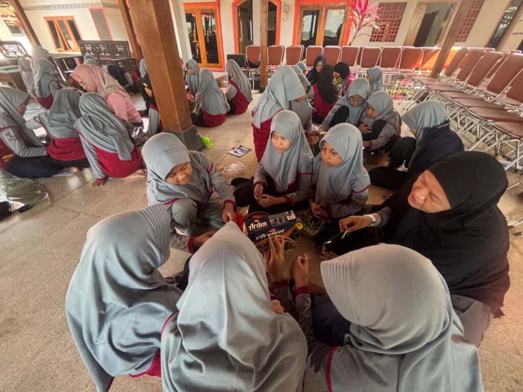 84 Murid SD Muhammadiyah PK Solo Belajar Empati di Desa Catur Boyolali