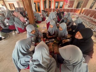 84 Murid SD Muhammadiyah PK Solo Belajar Empati di Desa Catur Boyolali