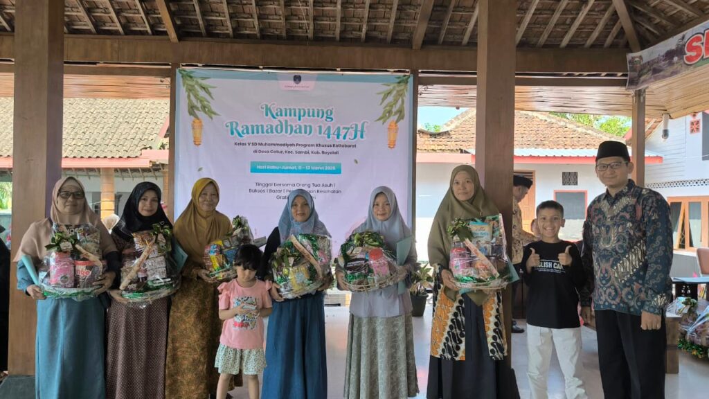 Sebanyak 84 murid kelas V SD Muhammadiyah Program Khusus (PK) Kottabarat Solo mengikuti kegiatan Kampung Ramadan sebagai upaya menanamkan karakter kepedulian sosial dan kemandirian sejak dini.