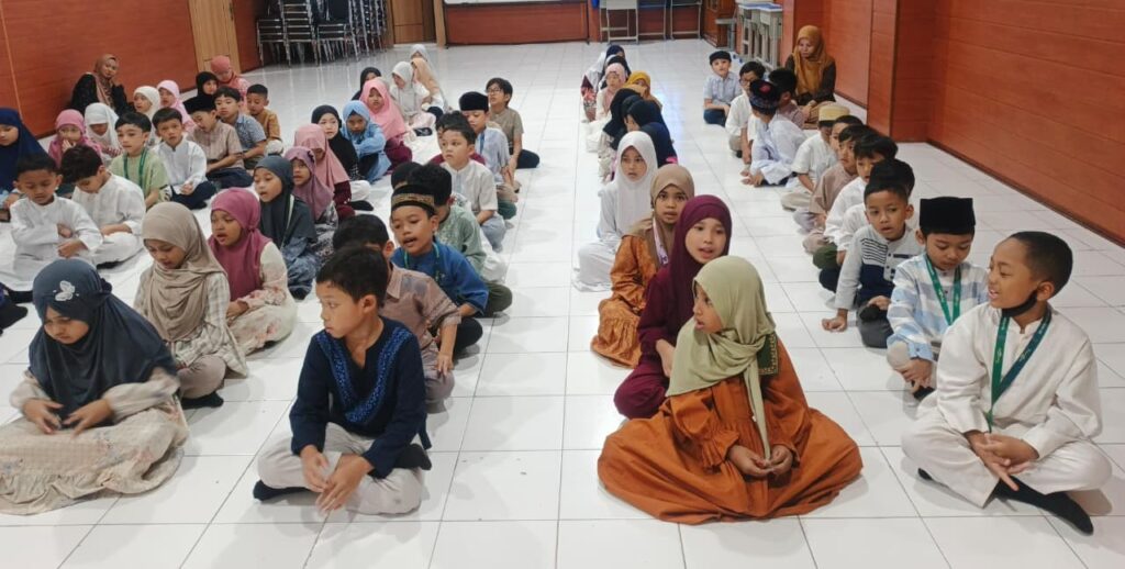 Sebanyak 84 murid kelas I SD Muhammadiyah Program Khusus (PK) Kottabarat Solo mengikuti kegiatan Pesantren Ramadan 1447 Hijriah guna menanamkan nilai religiusitas dan kemandirian sejak dini. Kegiatan ini dilaksanakan di Ruang Haji Isa sekolah setempat, Jumat (13/3/2026).