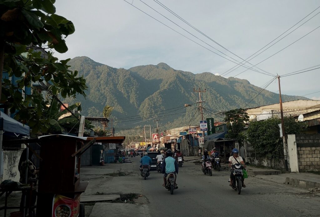 Menjadi seorang guru yang mengabdi di wilayah terluar bukanlah perkara sederhana. Alfin Nur Ridwan merasakan betul bagaimana jarak, perbedaan budaya, hingga tantangan sosial menjadi bagian dari keseharian yang harus dihadapi.