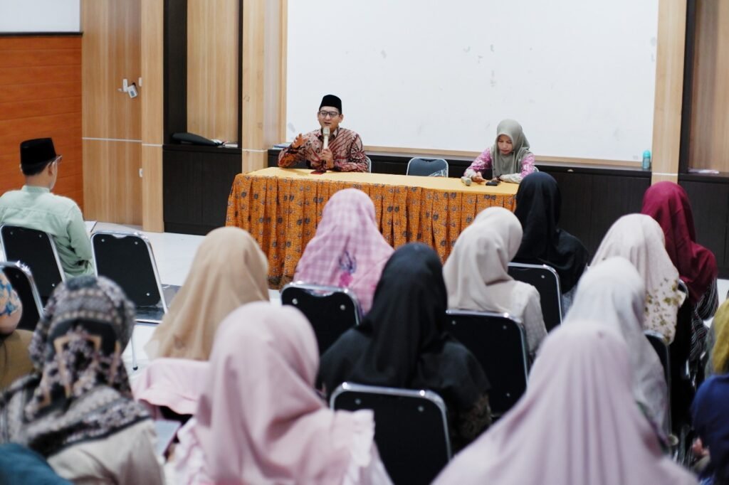 Sebanyak 50 guru dan tenaga kependidikan SD Muhammadiyah Program Khusus (PK) Kottabarat Solo mengikuti kegiatan halalbihalal yang digelar di Ruang Haji Isa sekolah setempat, Jumat (27/3/2026). Kegiatan ini menjadi momentum mempererat silaturahmi sekaligus memperkuat komitmen kebersamaan pasca-Idulfitri.