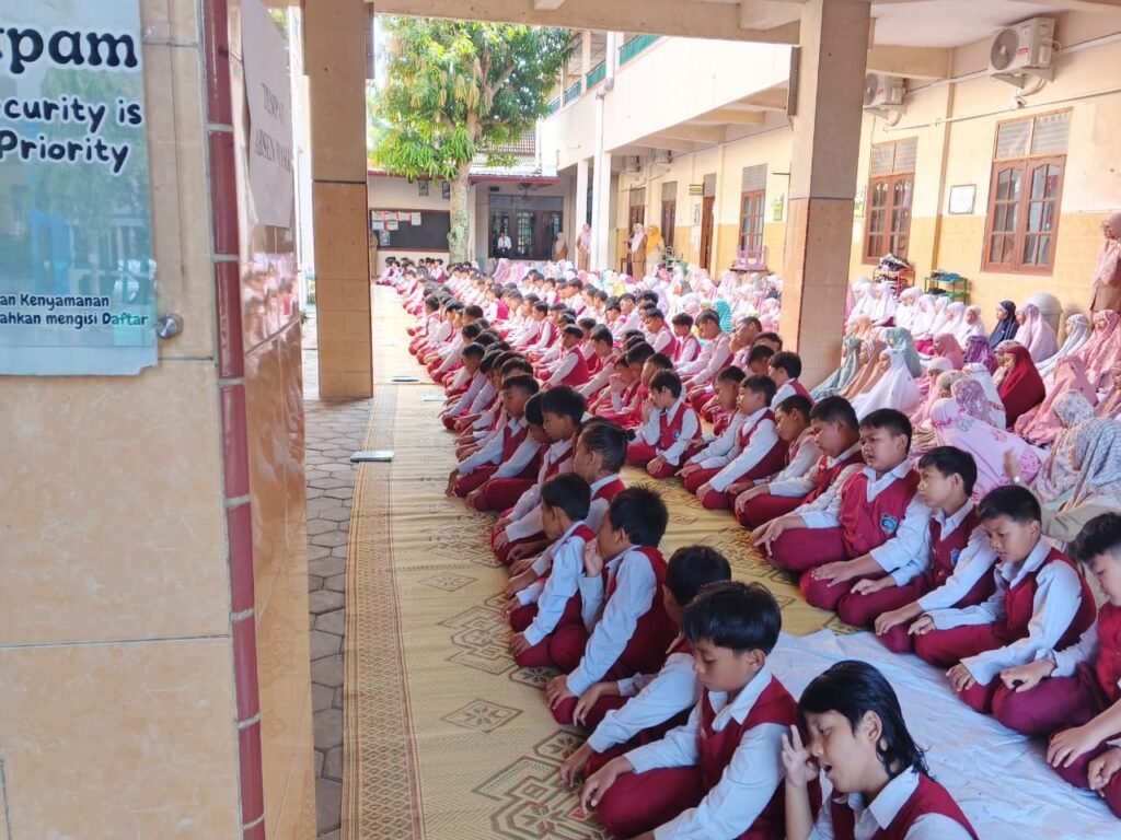 SD Muhammadiyah 3 Solo menggelar kegiatan halal bihalal dengan konsep yang berbeda pada hari ini, Senin (30/03/2026). Kegiatan ini tidak hanya menjadi ajang silaturahmi pasca Hari Raya Idulfitri, tetapi juga sarana penanaman nilai-nilai spiritual dan kebersamaan bagi seluruh warga sekolah.