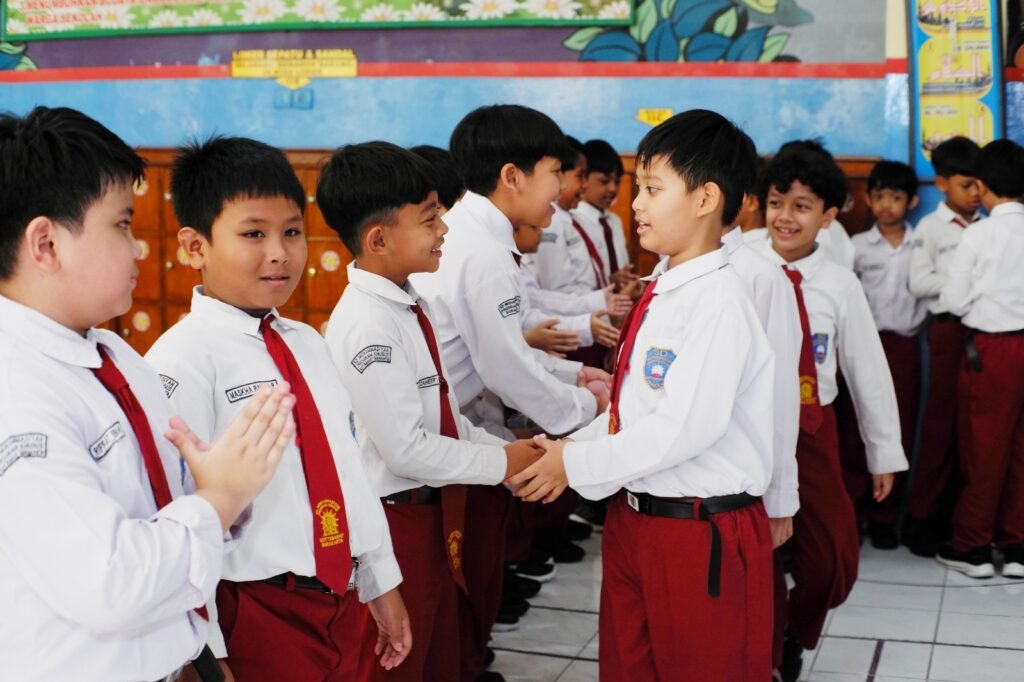 Suasana penuh kehangatan menyelimuti SD Muhammadiyah Program Khusus (PK) Kottabarat Solo pada Senin (30/3/2026). Sebanyak 454 murid mengikuti kegiatan halalbihalal bertajuk “Kolaborasi Tanpa Batas, Silaturahmi Tanpa Jeda” sebagai momentum penguatan karakter dan spiritualitas pasca-Idulfitri.