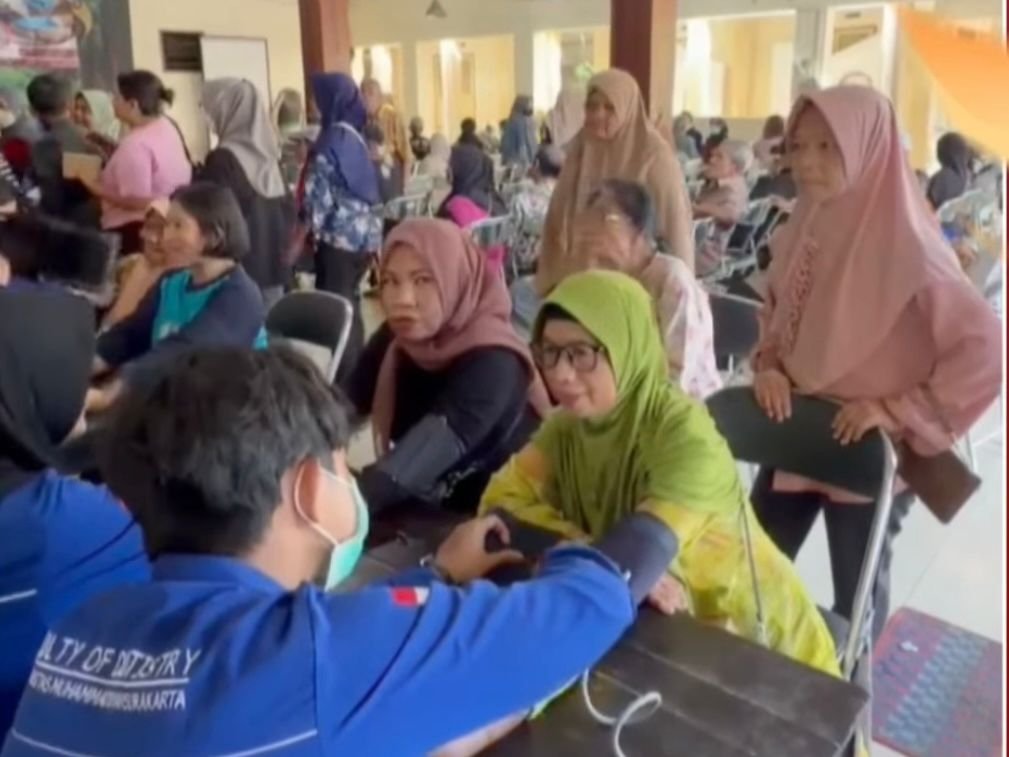 Edukasi mengenai pentingnya menjaga pola hidup sehat pasca Lebaran menjadi fokus utama dalam kegiatan Promosi Kesehatan (Promkes) yang digelar Pimpinan Komisariat (PK) IMM Az-Zahrawi Fakultas Kedokteran Gigi Universitas Muhammadiyah Surakarta (FKG UMS), Minggu (29/3/2026), di Kantor Kelurahan Sondakan, Kecamatan Laweyan, Kota Solo.