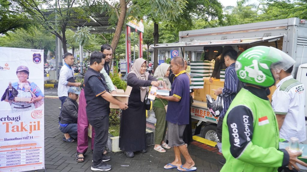 Hangatkan Ramadan bersama Masyarakat, Kantor Layanan Lembaga Amil Zakat, Infak, dan Sedekah Muhammadiyah (KL Lazismu) SD Muhammadiyah 1 Ketelan menebar sebanyak 400 takjil di halaman Stasiun Solo Balapan, Sabtu (7/3/2026).