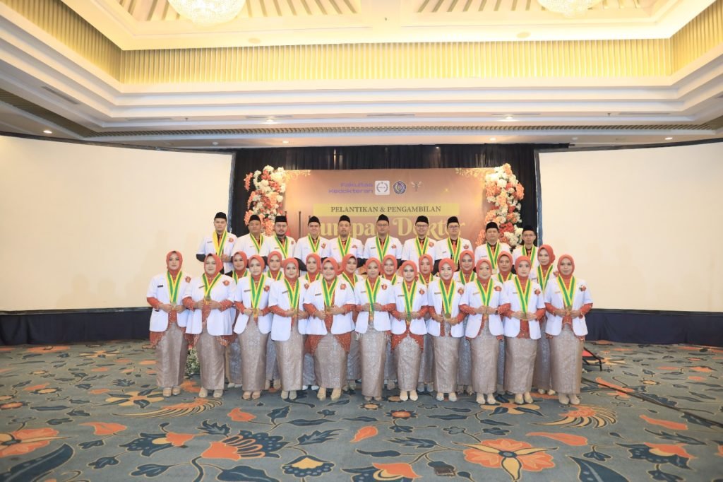 Program Profesi Dokter (PPD) Fakultas Kedokteran Universitas Muhammadiyah Surakarta (FK UMS) menggelar upacara pelantikan dan pengambilan sumpah profesi dokter ke-57, Rabu (4/3/2026), di Hotel Mercure Solo Baru. Pada kesempatan tersebut, UMS meluluskan 30 dokter baru, sehingga hingga saat ini total alumni dokter FK UMS mencapai 1.664 orang.