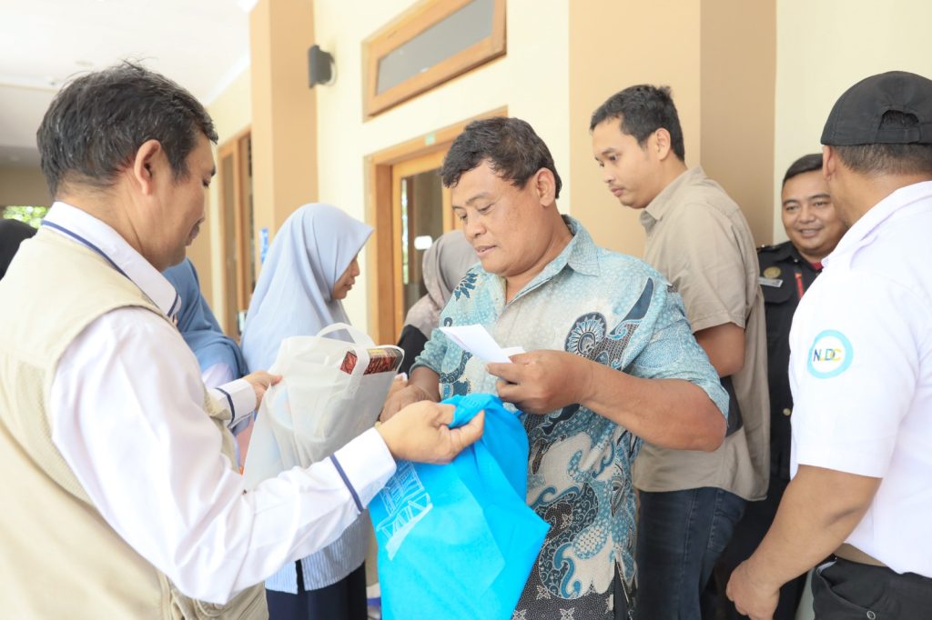 UMS Berikan Bingkisan untuk Ratusan Tenaga Outsourcing dan Tenaga Harian Lepas