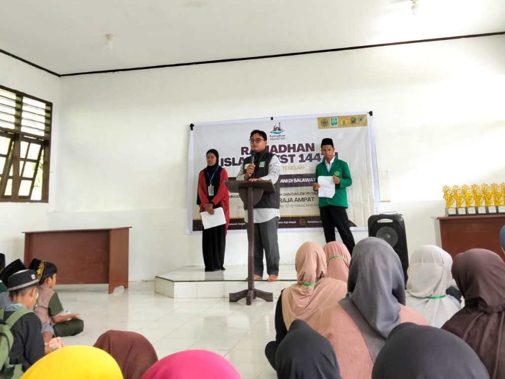 Mahasantri Pondok Shabran Universitas Muhammadiyah Surakarta (UMS) yang juga Dai Lembaga Dakwah Komunitas Pimpinan Pusat Muhammadiyah (LDK PP Muhammadiyah), Ari Hardianto, menggagas penyelenggaraan Ramadhan Island Fest 1447 H di Distrik Salawati Tengah, Kabupaten Raja Ampat.