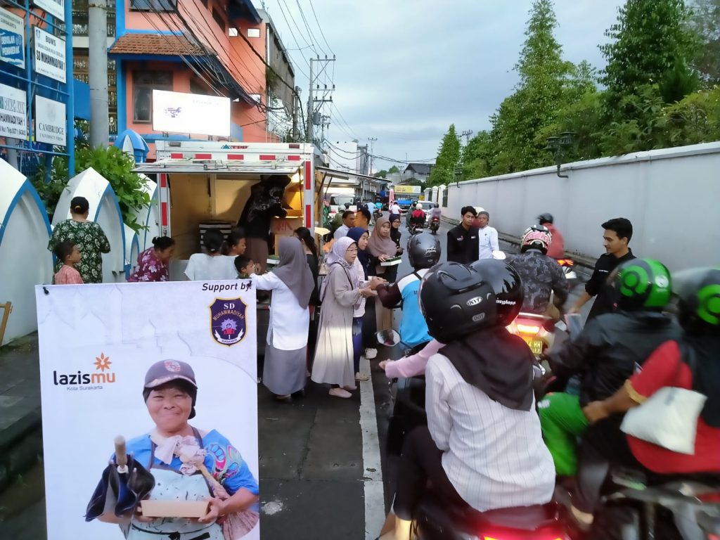 SD Muhammadiyah 1 Solo Tebar 250 Takjil untuk Warga