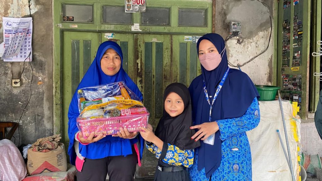 Siswa SD Muhammadiyah PK Banyudono Berbagi Parcel untuk Dhuafa