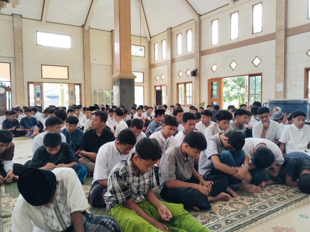 MK Muhammadiyah Susukan Semarang (Muhasuka) menggelar kegiatan Peringatan Nuzulul Qur’an dengan pendekatan dakwah budaya melalui Wayang Golek Pitutur, Rabu (11/3/2026). Kegiatan yang berlangsung di masjid sekolah ini menghadirkan penceramah Ustaz Pujiono dari Sambi, yang juga anggota Majelis Tabligh PWM Jawa Tengah.