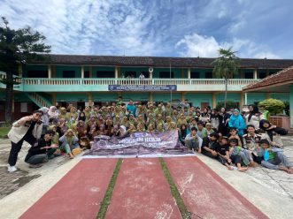 Mahasiswa UMS Kembangkan Potensi Kreativitas Siswa di SMP Muhammadiyah 2 Karanganyar