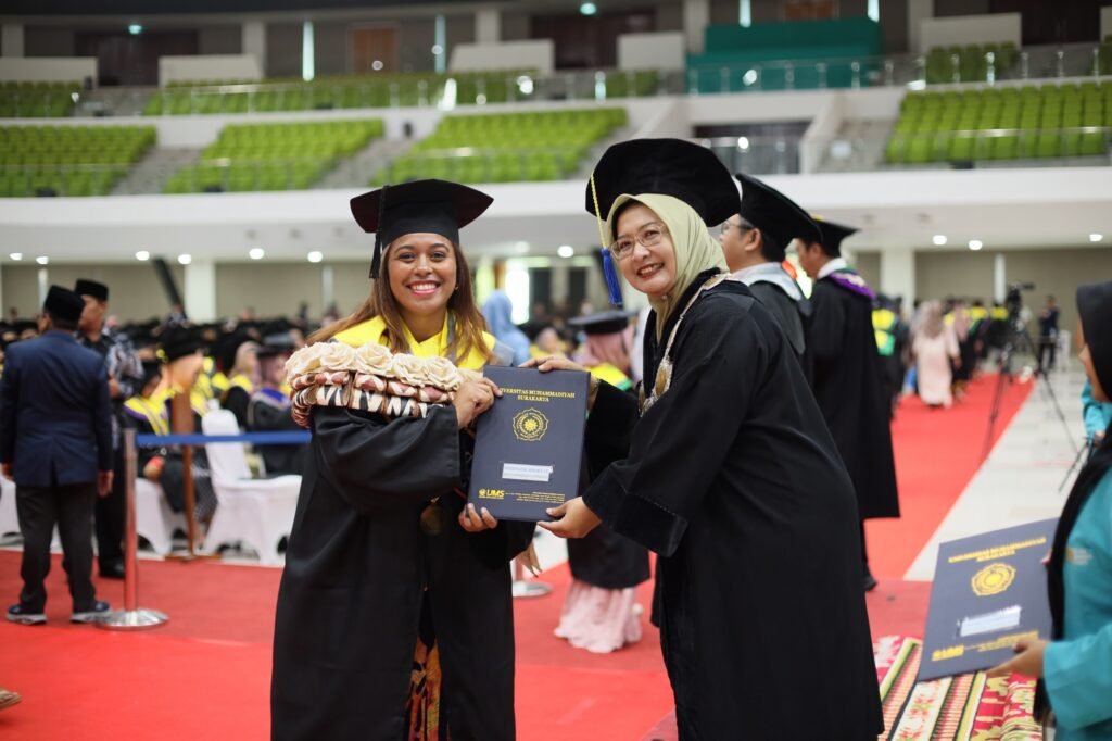 Veville Volatabu Nabalarua yang akrab disapa Ve, alumni Program Studi Manajemen S1 UMS asal Fiji, memperkenalkan busana budaya yang sarat makna dalam momen wisuda yang penuh haru. Upacara Wisuda Sarjana, Magister, dan Doktor Periode III Tahun Akademik 2025/2026 di Gedung Edutorium KH Ahmad Dahlan, Sabtu (4/4/2026)
