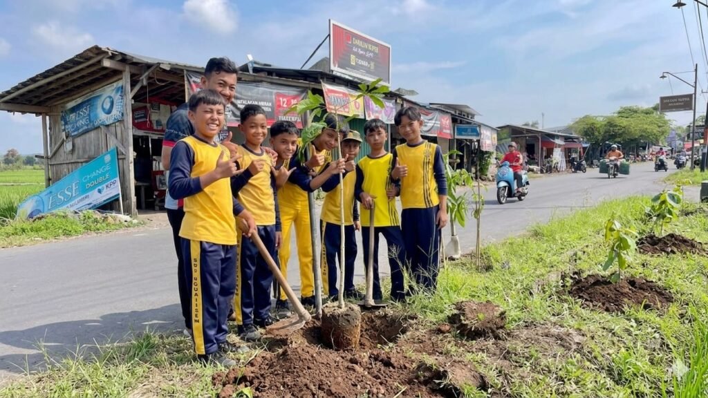 SD Muhammadiyah Program Khusus (PK) Banyudono Boyolali menggelar kegiatan tanam pohon bertajuk Sedekah Oksigen, Rabu (2/4/2026). Kegiatan ini menjadi salah satu rangkaian milad ke-18 sekolah yang sarat makna kepedulian terhadap lingkungan.