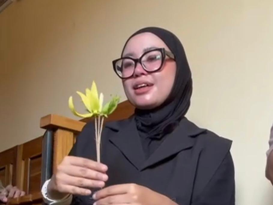 Inovasi pembelajaran berbasis kearifan lokal kembali dihadirkan oleh akademisi Universitas Muhammadiyah Surakarta (UMS). Dosen Pendidikan Biologi Fakultas Keguruan dan Ilmu Pendidikan (FKIP) UMS. Paramitha Cahyani, mengembangkan riset tumbuhan adat yang digunakan dalam ritual masyarakat Desa Adat Olehsari, Banyuwangi.