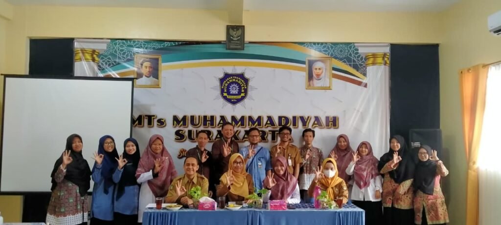 Langkah MTs Muhammadiyah Solo menuju Sekolah berbasis lingkungan semakin mantap. Ini setelah Tim 1 Adiwiyata Solo pada hari Senin (31/3/2026) mengadakan kegiatan pembinaan intensif bagi calon sekolah Adiwiyata maupun Ekoteologi di Kampus 1 Purwodiningratan. 