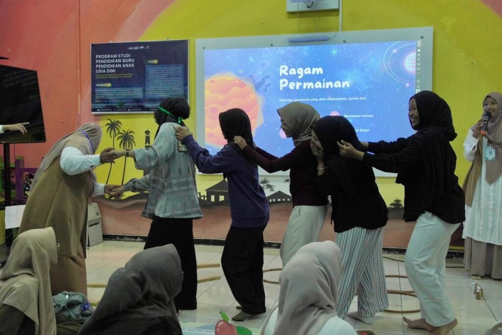 Program Studi Pendidikan Guru Pendidikan Anak Usia Dini (PG PAUD) Fakultas Keguruan dan Ilmu Pendidikan (FKIP) Universitas Muhammadiyah Surakarta (UMS) menggelar Training of Trainer (ToT) sebagai upaya meningkatkan keterampilan mahasiswa melalui pembelajaran berbasis praktik.