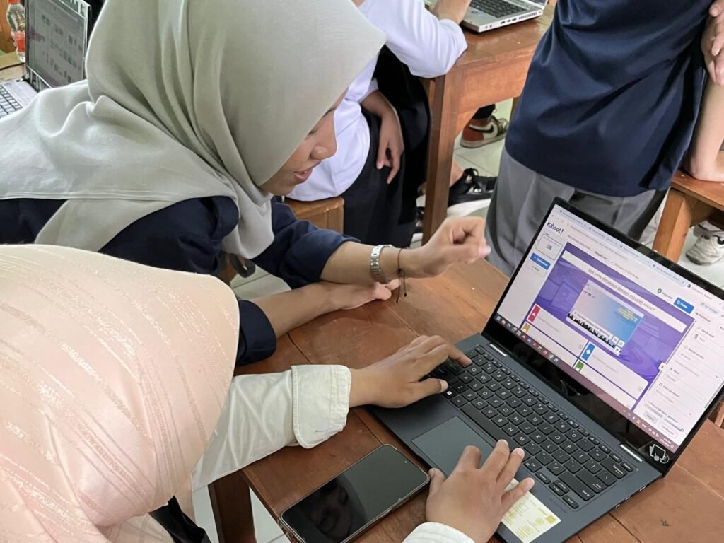 Mahasiswa Kuliah Kerja Nyata (KKN-DIK) Universitas Muhammadiyah Surakarta (UMS) menggelar sosialisasi bertajuk "Belajar Interaktif, Mengajar Efektif: Media IT untuk Semua Guru" di SMA Muhammadiyah 3 Gondangrejo, Karanganyar.