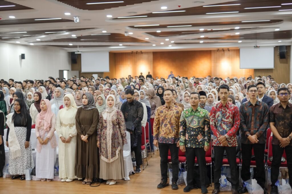 Fakultas Ekonomi dan Bisnis (FEB) Universitas Muhammadiyah Surakarta (UMS) menggelar Upacara Pembekalan dan Pelepasan Calon Alumni di Ruang Seminar Dr. H. Syamsudin, Lantai 8 Gedung Ahmad Syafii Maarif Kamis, (2/4/2026).