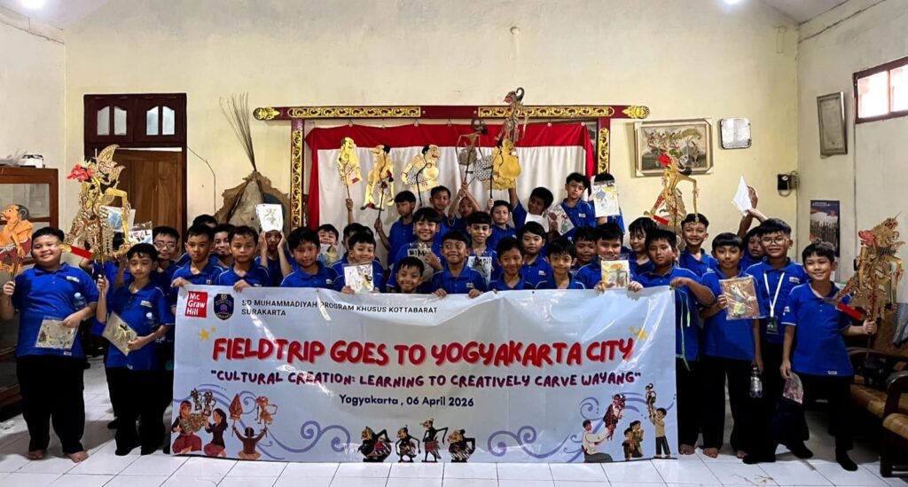 Sebanyak 83 murid kelas III SD Muhammadiyah Program Khusus (PK) Kottabarat Solo mengikuti kegiatan field trip dengan mengunjungi sentra pembuatan wayang kulit milik Suprih di Kecamatan Kasihan, Kabupaten Bantul, Daerah Istimewa Yogyakarta, Senin (6/4/2026).
