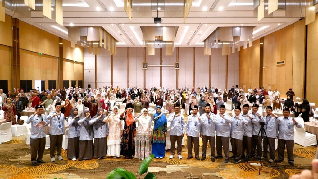 SMP Muhammadiyah Program Khusus Kottabarat Solo menggelar seminar parenting dan halal bihalal pada Sabtu (11/4/2026) di Ballroom Harris Hotel Solo. Kegiatan ini diikuti sekitar 400 orang tua wali siswa dari kelas 7, 8, dan 9 sebagai upaya mempererat silaturahmi dan menguatkan sinergi antara sekolah dan keluarga.