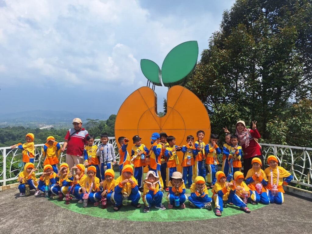 Sebanyak 84 murid kelas I SD Muhammadiyah Program Khusus (PK) Kottabarat Solo mengikuti kegiatan field trip edukatif di Sentra Hortikultura Agrowisata Hortimart Agro Center, Senin (13/4/2026).