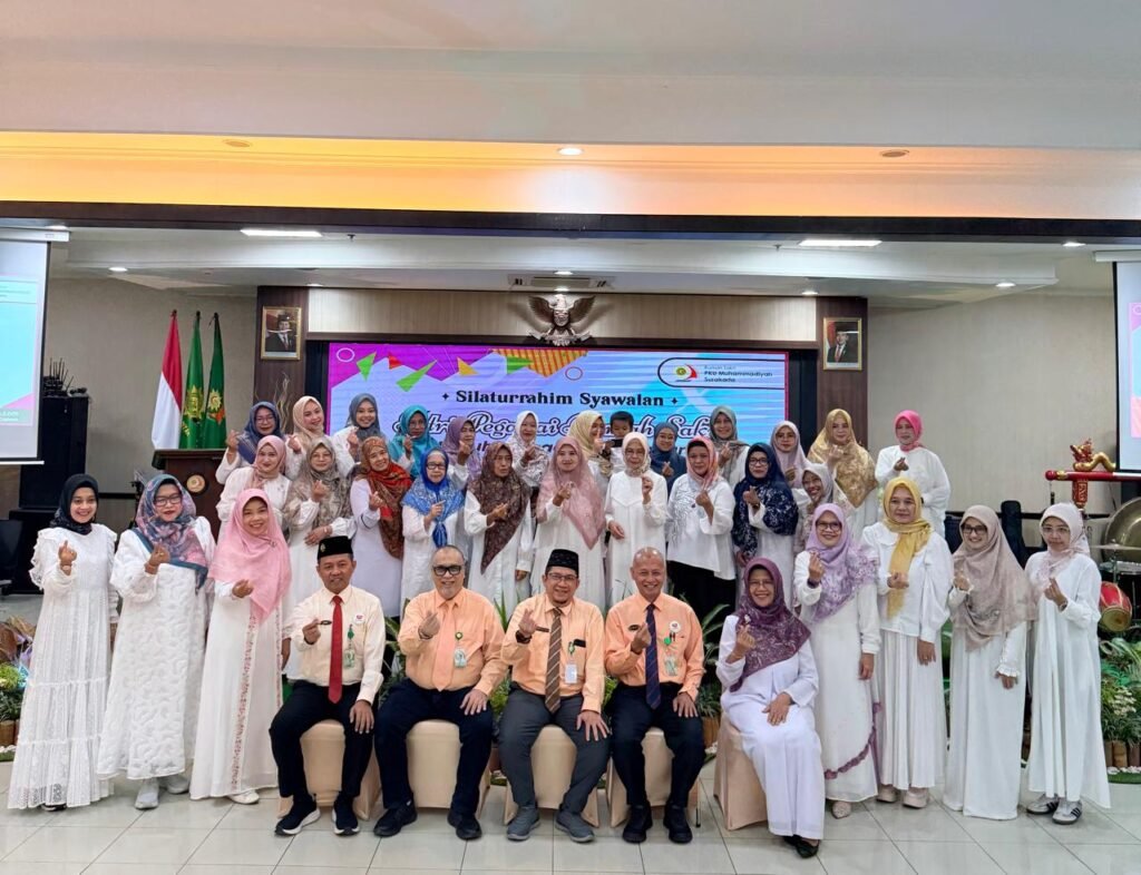 Suasana hangat dan penuh keakraban terasa di Aula RS PKU Muhammadiyah Surakarta pada Selasa, (14/4/2026). Dalam momentum Syawal, sebanyak 32 istri dokter dan pejabat struktural berkumpul dalam kegiatan Silaturrahim Syawalan Istri Pegawai RS PKU Muhammadiyah Surakarta bertema “Bersatu dalam Ukhuwah Menebar Barokah”.