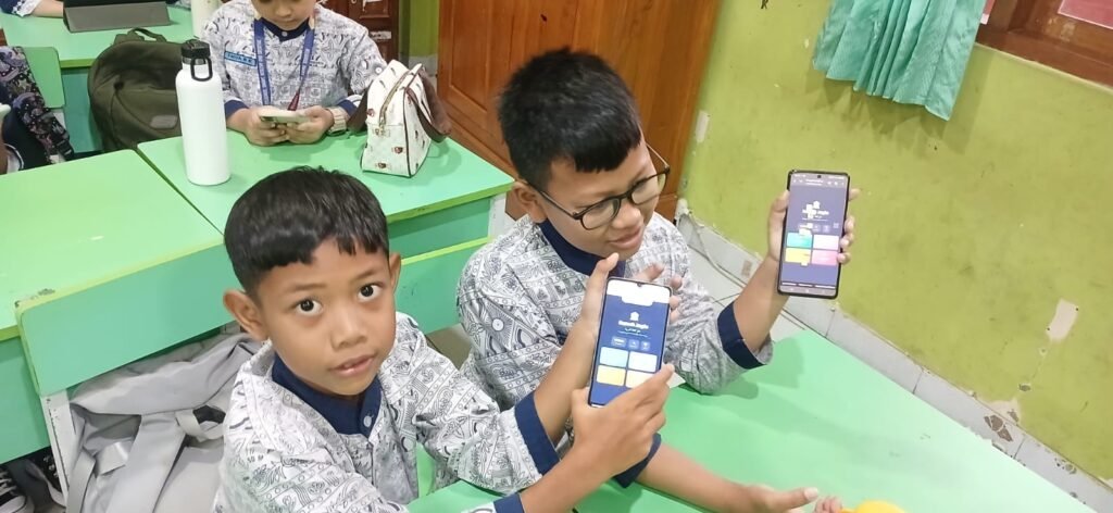 Guru yang juga Humas SD Muhammadiyah 1 Solo, Dwi Jatmiko, mengimplementasikan prompt AI (Artificial Intelligence), teknologi buatan untuk mendukung pembelajaran Islam, tahfizul quran dan Bahasa Arab.