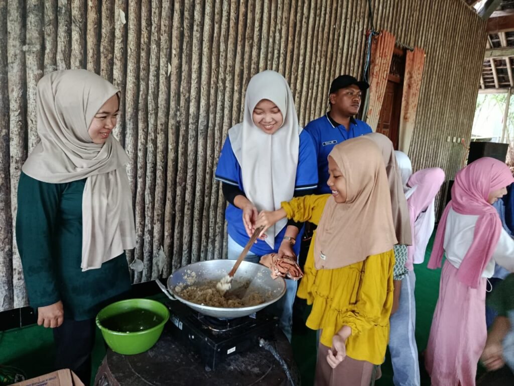 Sebanyak 83 murid kelas II SD Muhammadiyah Program Khusus (PK) Kottabarat Solo mengikuti kegiatan field trip di Desa Wisata Pulesari, Turi, Kabupaten Sleman, Kamis (16/4/2026).