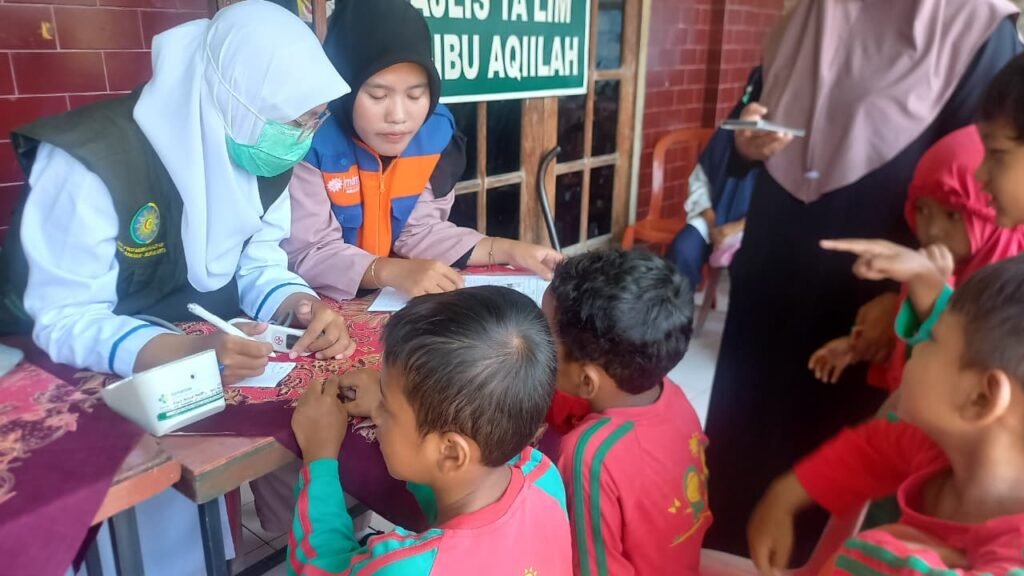 Sepekan setelah banjir melanda wilayah Solo dan sekitarnya pada 15/4/2026, sejumlah lembaga Muhammadiyah bersinergi memberikan pelayanan kesehatan bagi warga terdampak. Pemeriksaan kesehatan gratis digelar di Halaman TK Azzahro, Kelurahan Joyotakan, Kecamatan Serengan, Solo, pada Jumat (17/4/2026).