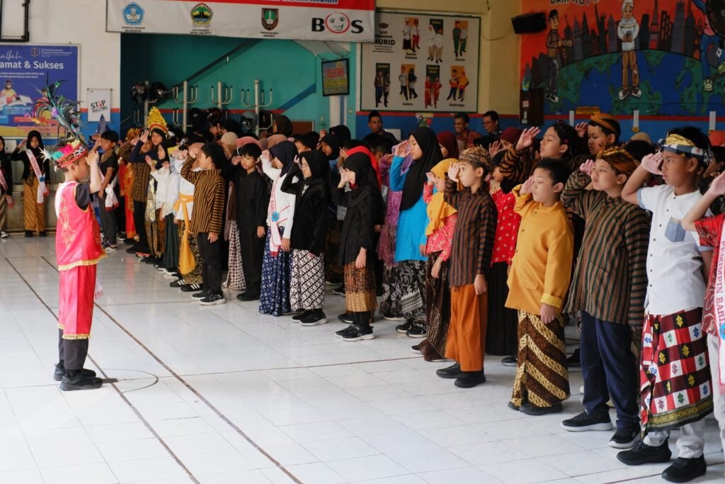 SD Muhammadiyah Program Khusus (PK) Kottabarat Solo menggelar serangkaian kegiatan peringatan Hari Kartini, Selasa (21/4/2026). Kegiatan memadukan upacara bendera dengan sesi kreatif pembuatan wayang tokoh Kartini.