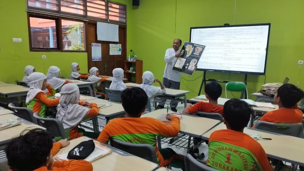 Sentuh, Geser, Pahami: Cara SD Muhammadiyah 1 Solo Hidupkan Kelas PAI dengan Teknologi