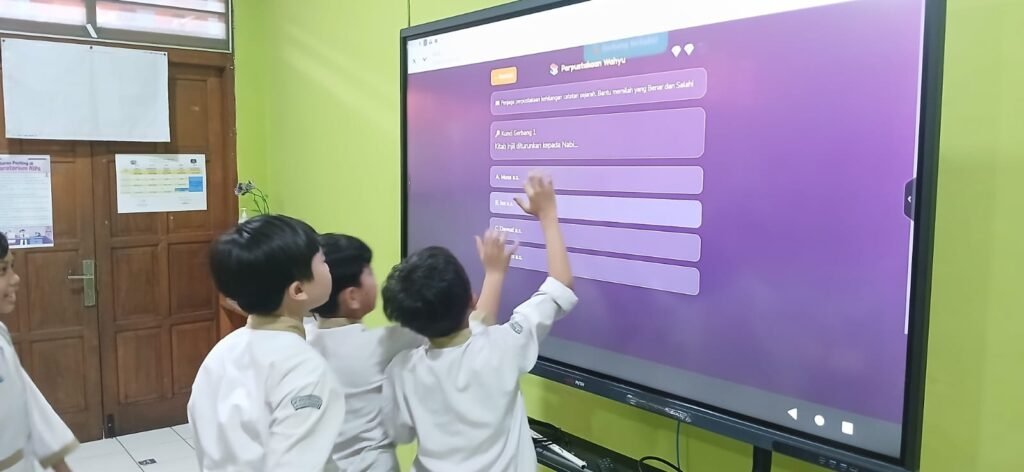 Pemanfaatan Interactive Flat Panel (IFP) di ruang kelas kian mendorong terciptanya pembelajaran yang interaktif, kolaboratif, dan menyenangkan. Hal itu terlihat dalam kegiatan belajar mengajar di SD Muhammadiyah 1 Ketelan Solo, Rabu (22/4/2026).