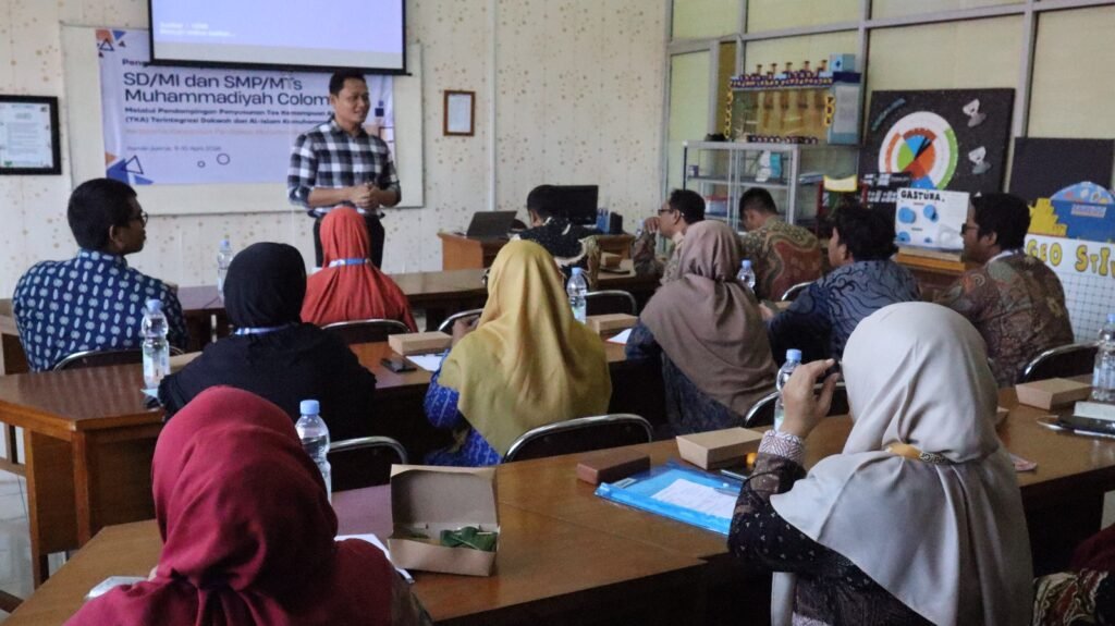 Upaya peningkatan kualitas pembelajaran terus didorong Universitas Muhammadiyah Surakarta (UMS) melalui penguatan kompetensi guru, salah satunya dengan memberikan pelatihan penyusunan asesmen dan Tes Kemampuan Akademik (TKA) terintegrasi Al-Islam dan Kemuhammadiyahan (AIK) bagi guru Muhammadiyah di wilayah Colomadu.
